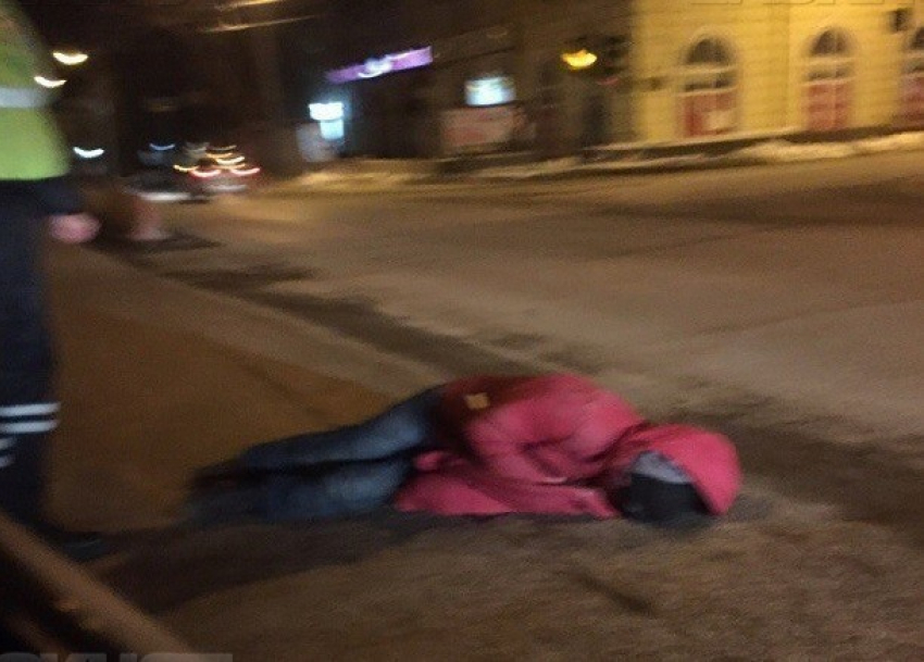 Пьяный пешеход напугал водителей сном посередине Комсомольского моста в Волгограде