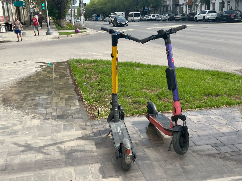 «Будем стрелять по колесам?»: полностью отменить самокаты на тротуарах требуют в Волгограде