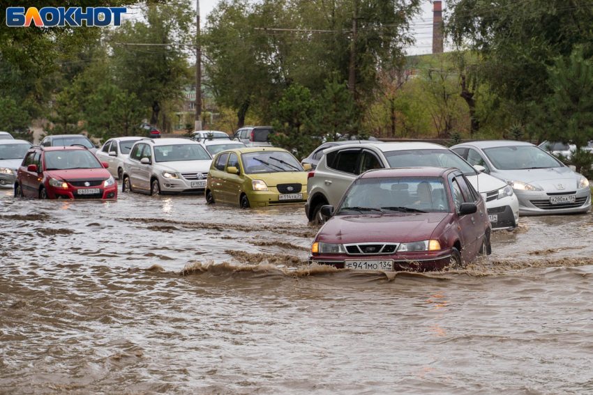 Сильный ливень обрушился на юг Волгограда 