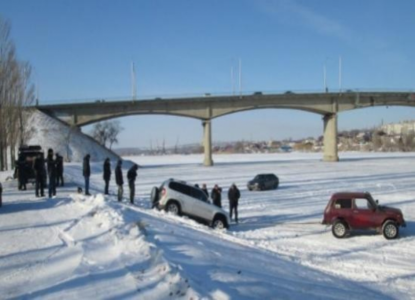 Chevrolet Niva провалилась под лед Волги в Камышине