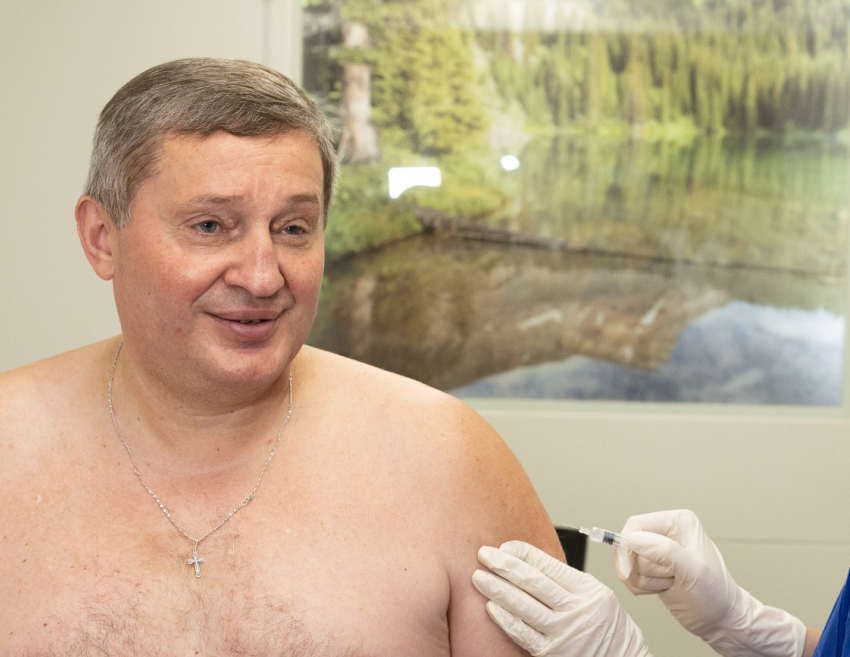 Волгоградский губернатор приехал в Красноармейский район за прививкой