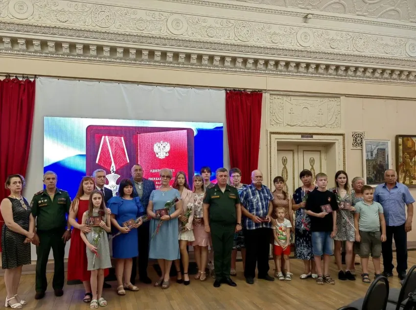 Семьям пяти погибших бойцов СВО в Волгоградской области передали ордена за их мужество