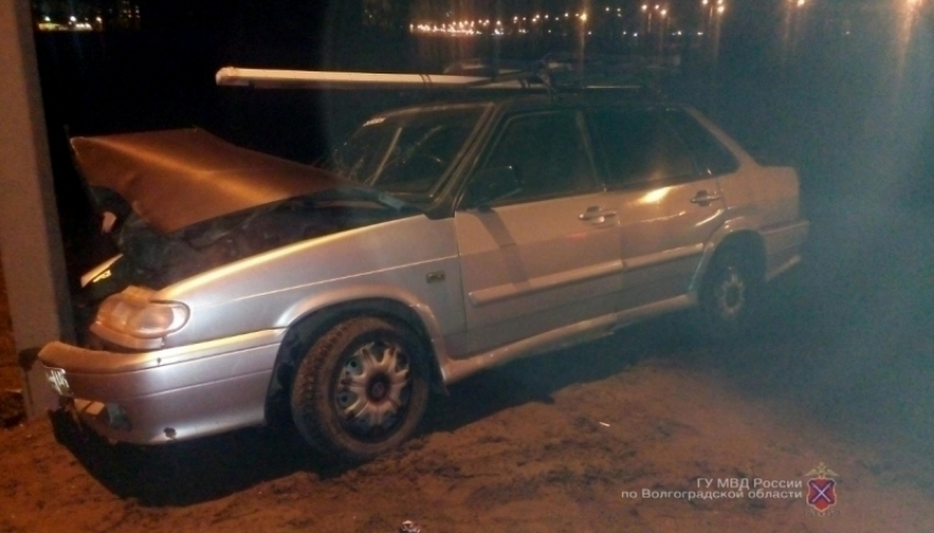 27-летний водитель на ВАЗ-2115 протаранил световую опору в Волжском 