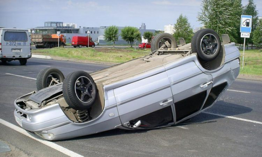В Волгограде 19-летний водитель на «четырнадцатой» устроил  ДТП: двое пострадавших