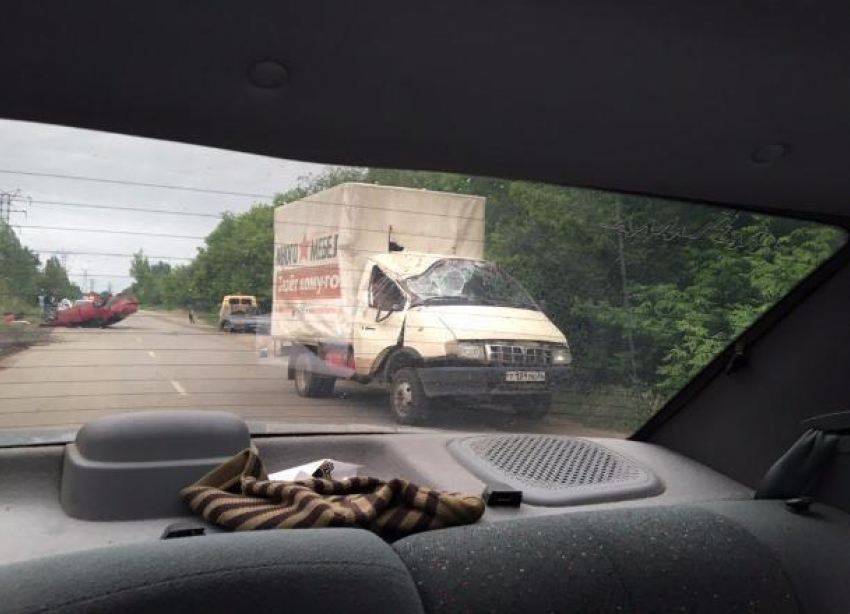На севере Волгограда Mazda въехала в крышу «Газели»