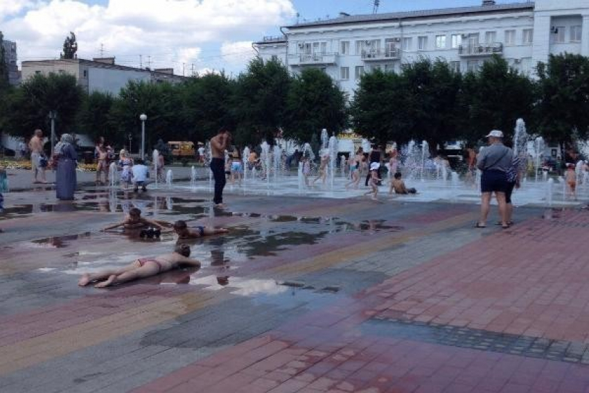 От жары жители Волгограда спасаются купанием в фонтанах и поеданием льда