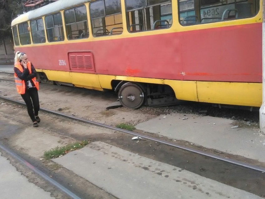 В центре Волгограда с рельсов сошел трамвай: образовалась пробка