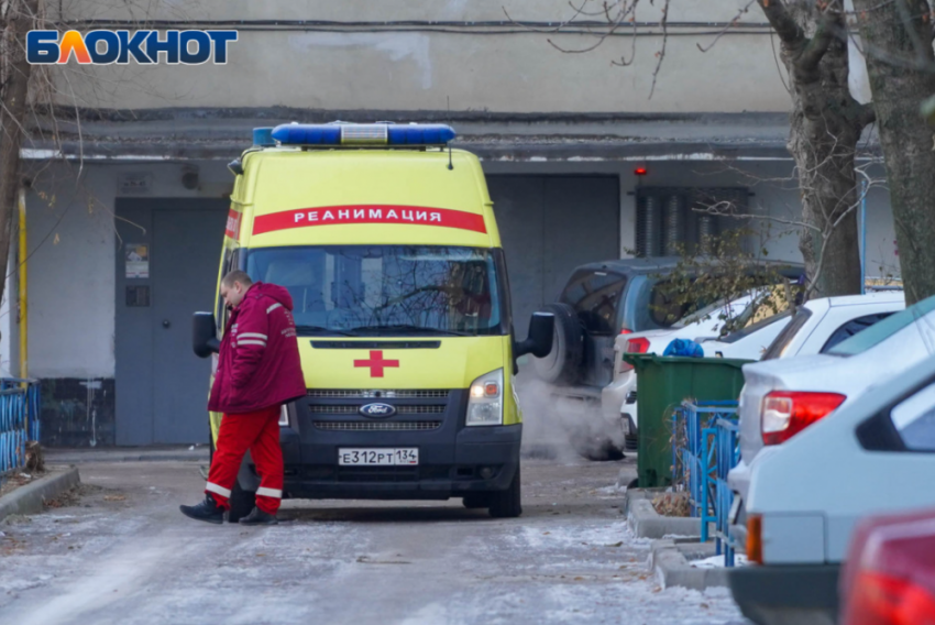 Сбитую во дворе больницы №25 волгоградку спасают нейрохирурги