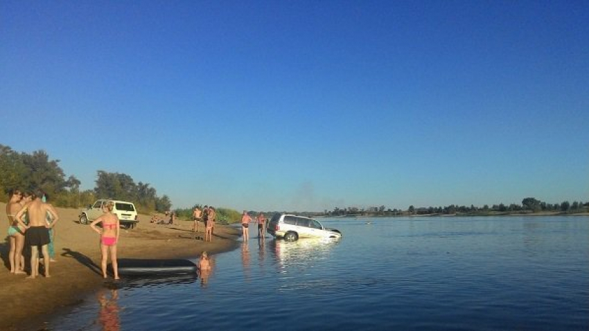 Жительница Волжского на Land Cruiser протаранила дерево и утопила внедорожник в реке