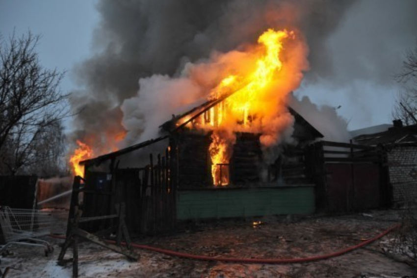 В Михайловке в деревянном доме едва не сожгли семью из 4 человек