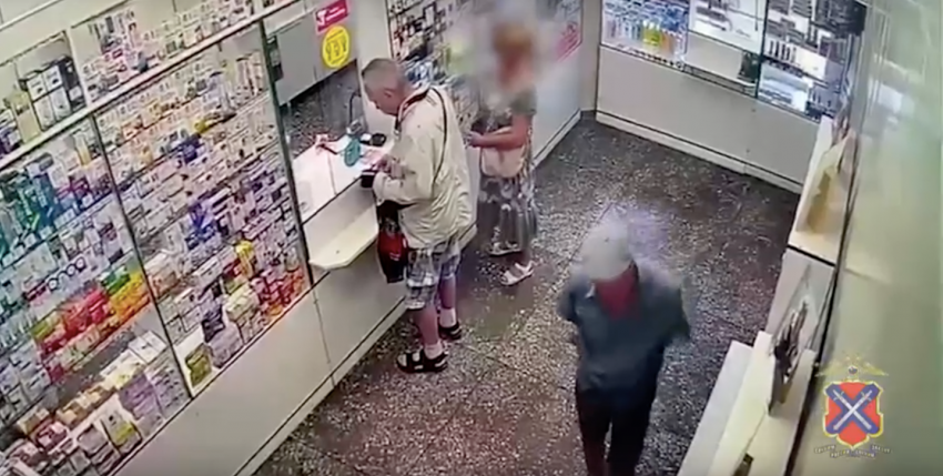 Наглая кража в аптеке под Волгоградом попала на видео 