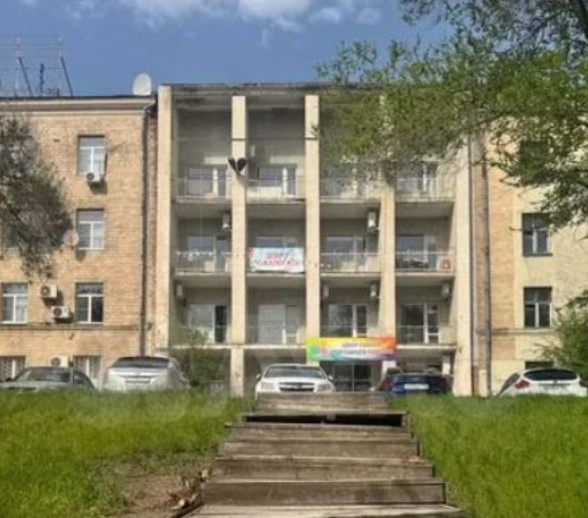 Офисную четырехэтажку продают под бутик-отель за 90 миллионов в центре Волгограда