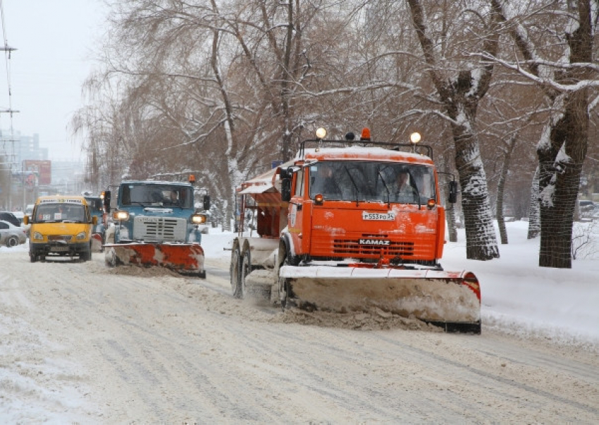 На улицах Волгограда после ночного снегопада работают 70 машин спецтехники 