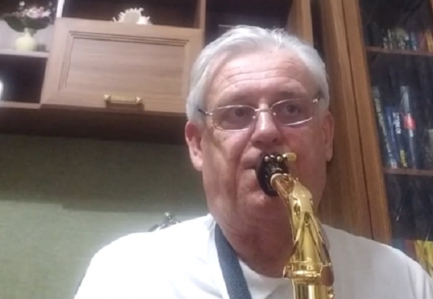 Депутат Волгоградской облдумы сыграл на саксофоне песню The Beatles