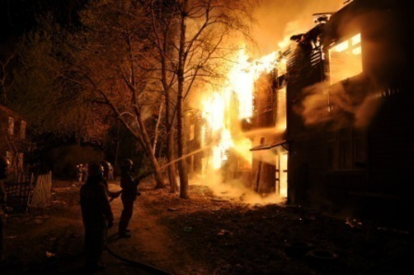 В Волжском при пожаре эвакуировано 30 человек