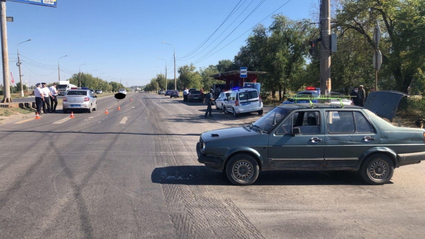 Столкнувшиеся в Волгограде легковушки отбросило на пешехода: женщина погибла на месте