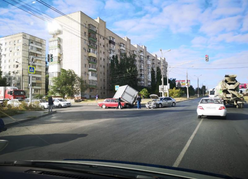 Иномарка подрезала грузовик на Семи ветрах в Волгограде: ДТП попало на видео