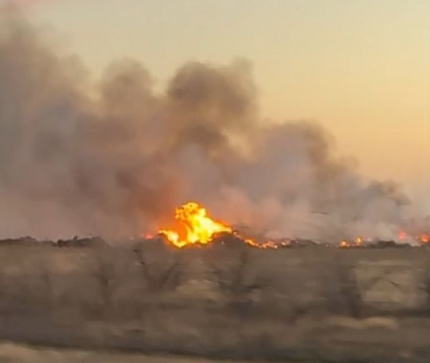 Гигантская свалка загорелась в нескольких километрах от Волгограда