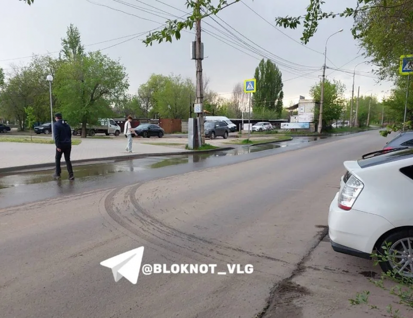 Гигантский потоп на проезжей части произошел на юге Волгограда 