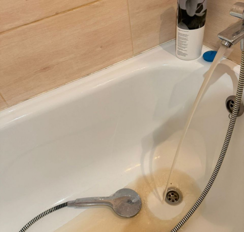 Ржавая вода вместе с отоплением пришла в дома на юге Волгограда 