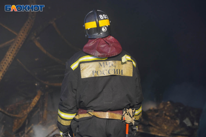 Отца с двумя детьми вытащили из горящего дома в Волгограде