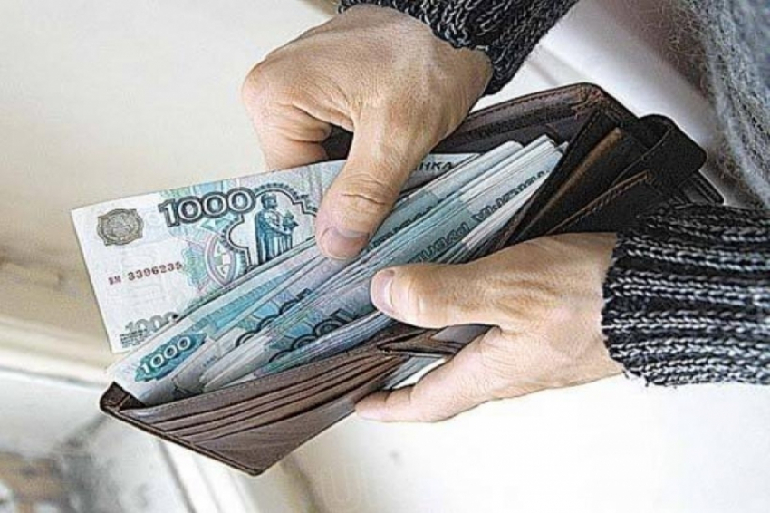 В Волгограде директор не платил зарплату «нелюбимым» работникам