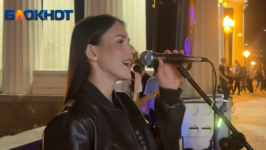 К уличным музыкантам присоединилась известная спецкор из Волгограда 