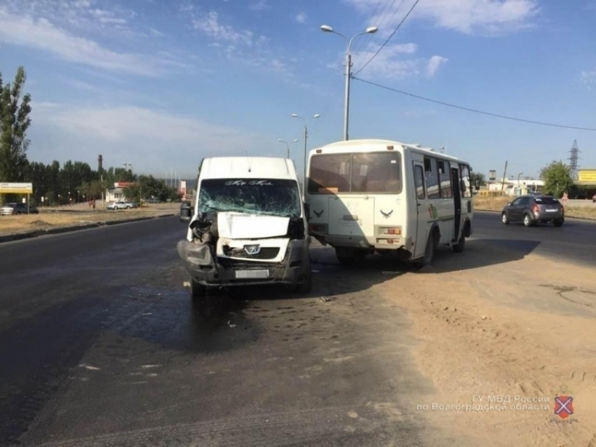 Из-за водителя волгоградского автобуса в больницу попала 34-летняя женщина на Peugeot