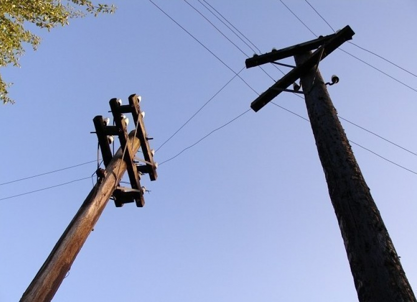 Электрика раздавило сложившимся пополам столбом под Волгоградом 