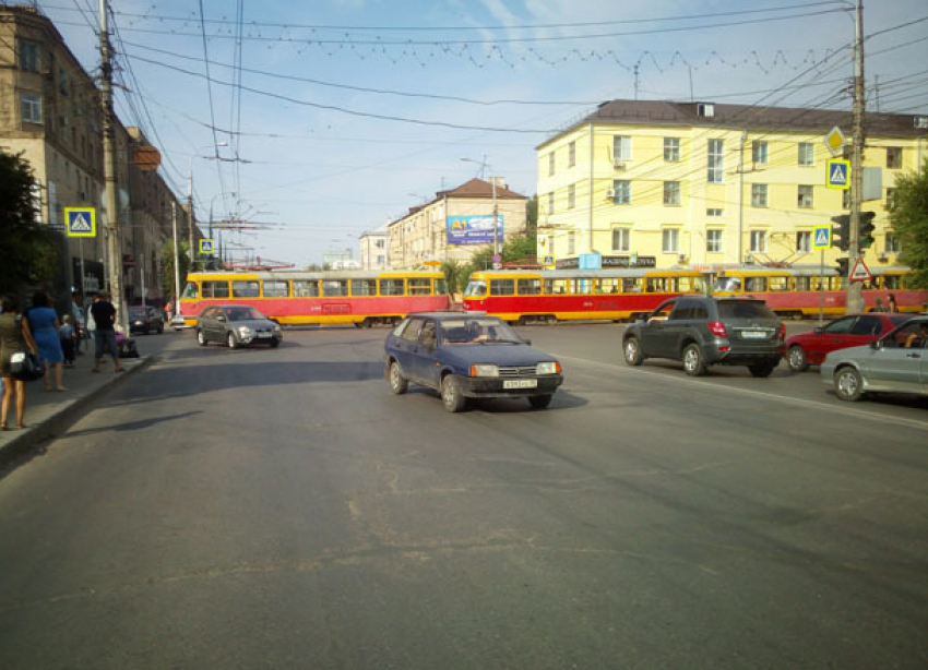 Остановившийся трамвай заблокировал Первую Продольную в Волгограде 