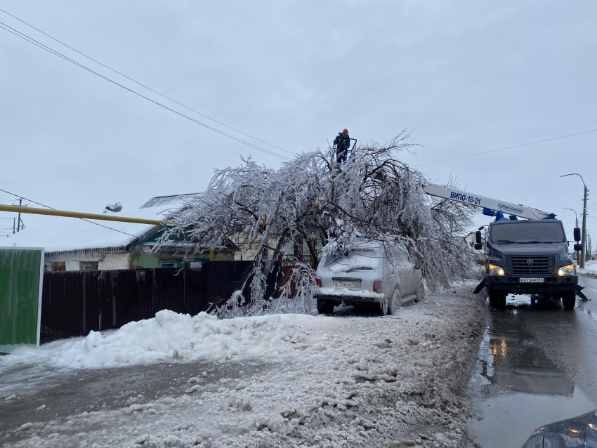 Вода - по заявкам, зарядить телефон - в мэрии: вторые сутки ЧС под Волгоградом