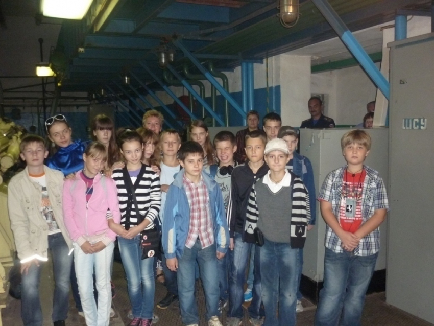 Волгоградским школьникам провели экскурсию по бомбоубежищу
