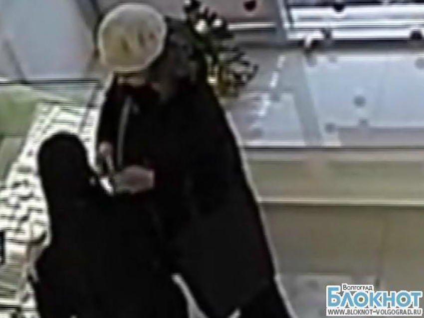 За дерзкое ограбление ювелирного магазина в Волгограде разыскивается пожилая женщина