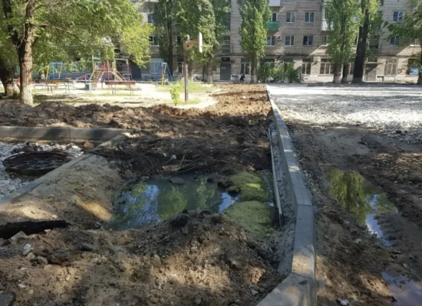 Благоустройство двора закончилось извержением фекалий в Волгограде: шок-видео 