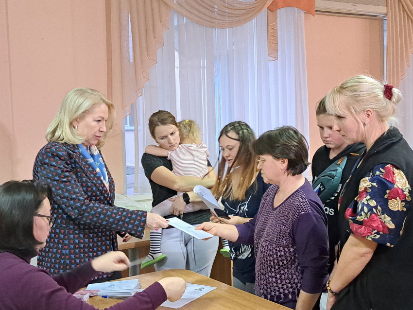 Детфонд вручил подарочные карты гипермаркета вновь прибывшим из Донбасса беженцам