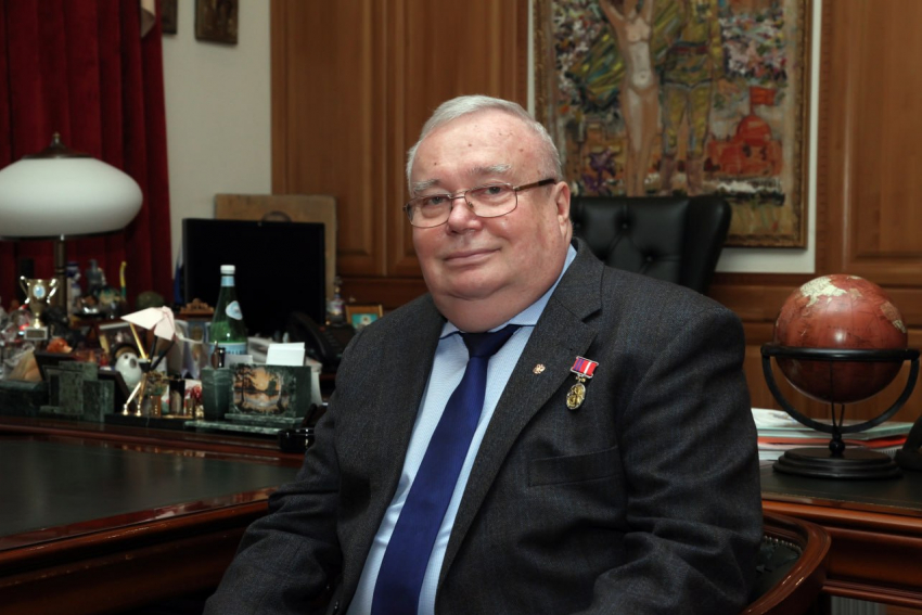 Юбилей отмечает легенда волгоградской медицины Владимир Петров