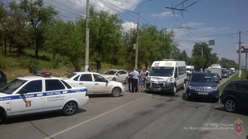 В Волгограде маршрутка №123 протаранила две легковушки: пострадали 6 человек