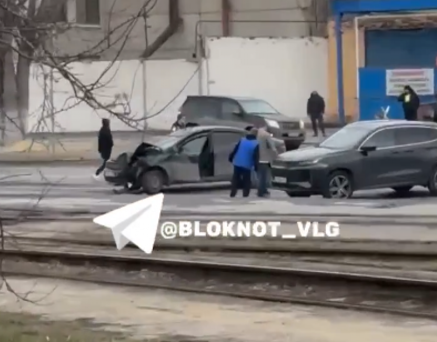 Последствие ДТП на юге Волгограда попало на видео
