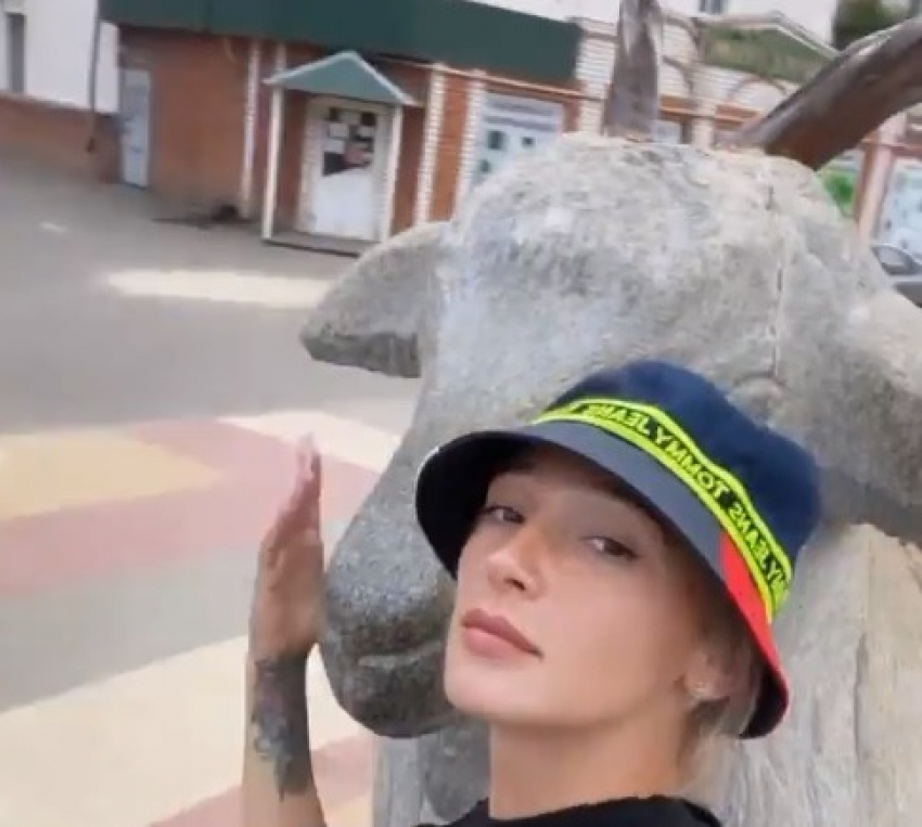 Настю Ивлееву обвинили в разрушении памятника козе в Урюпинске