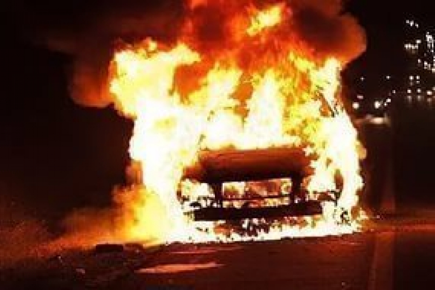 В Волгограде из-за короткого замыкания сгорели 3 автомобиля 
