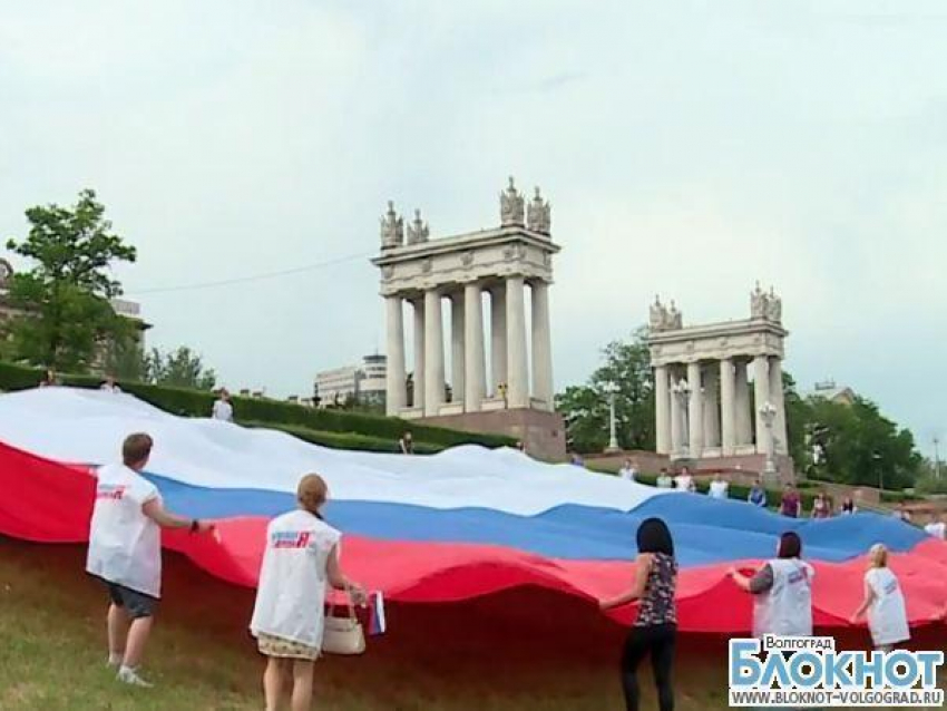 Волгоградская молодежь развернула на набережной 12-метровый флаг