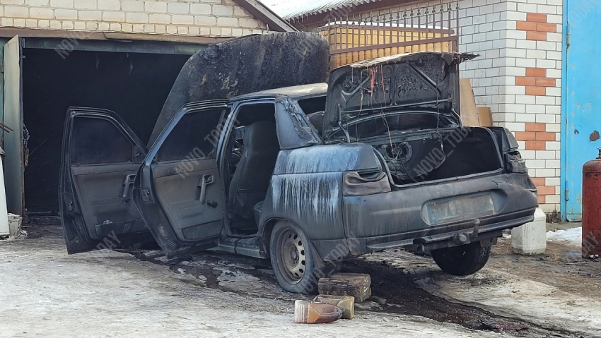 Легковушка вспыхнула рядом с жилыми домами под Волгоградом