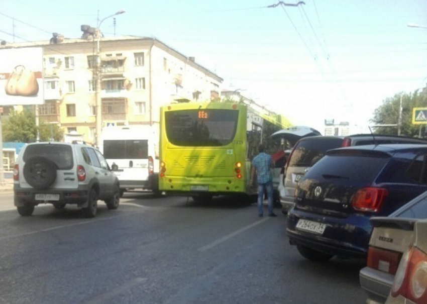 Авария парализовала движение автомобилей в районе Ворошиловского ТЦ 