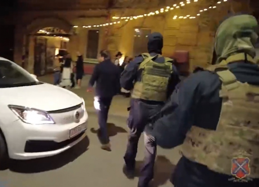 Росгвардия устроила ночной ряд в баре «Аляска» в центре Волгограда – видео 