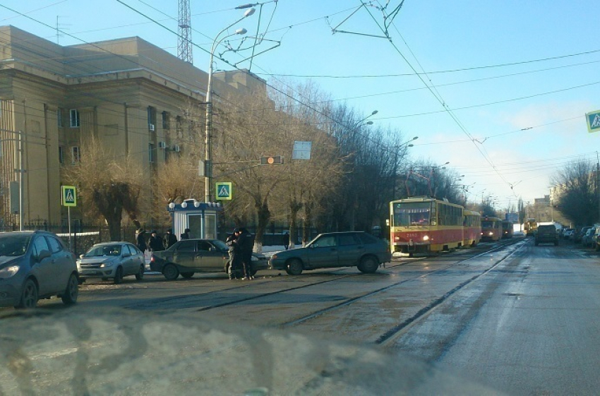 Полчаса было парализовано движение трамваев из-за ДТП в центре Волгограда