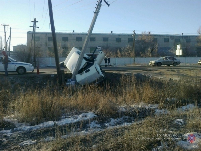 В Волгограде женщина-водитель протаранила столб и попала в больницу