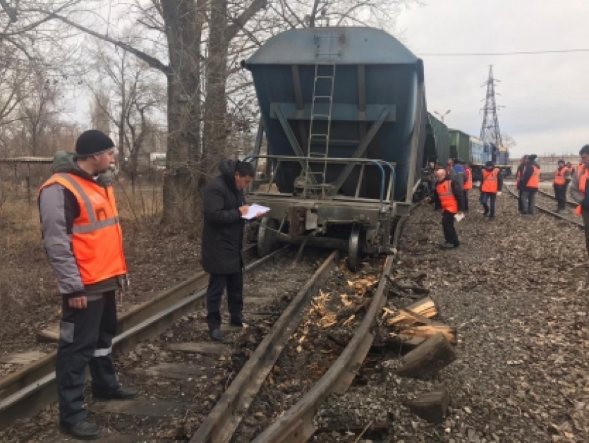 В Волгограде разбираются в причинах схода шести вагонов поезда