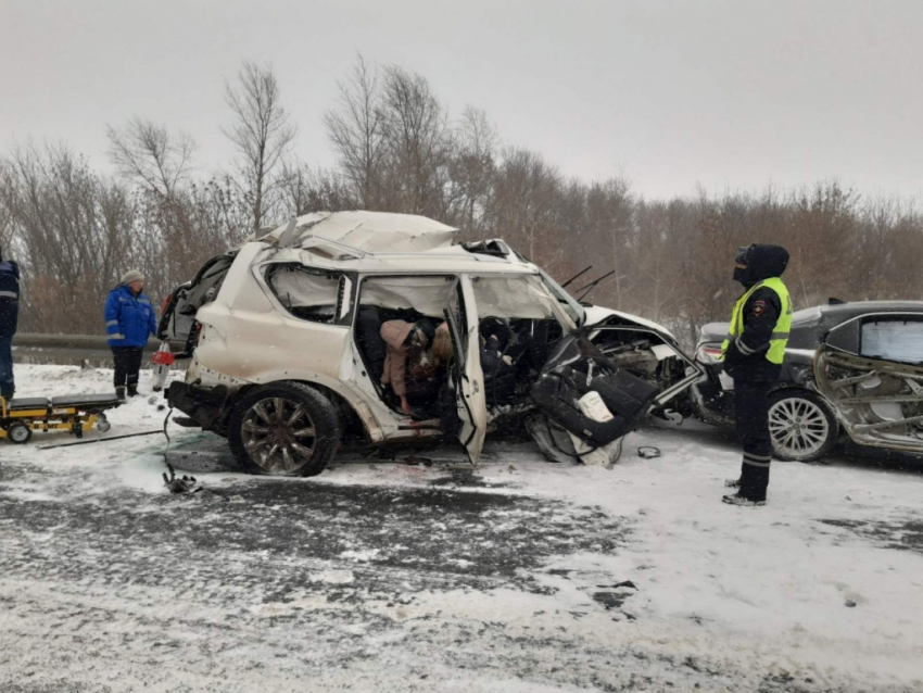 В реанимации спасают мужчину, выжившего в ДТП на волгоградской трассе: жена и дочь погибли