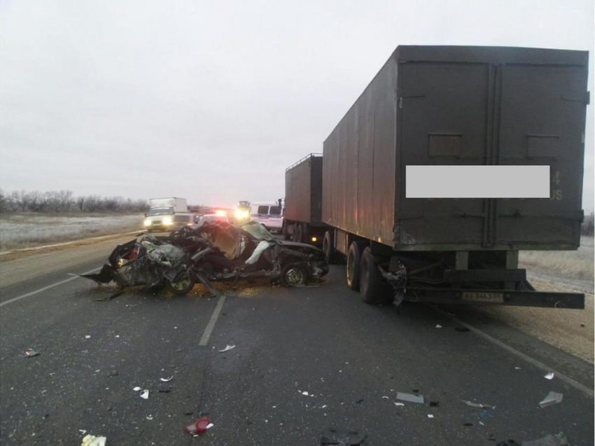Под Волгоградом в тройном ДТП с КамАЗом пострадали двое
