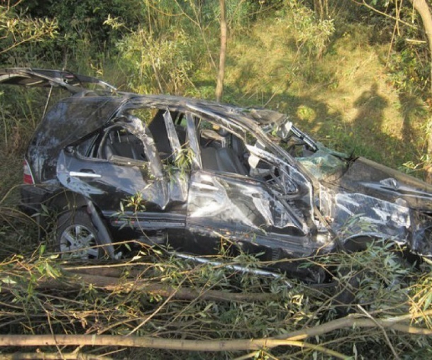 Mercedes-Benz перевернулся в кювет и загорелся на трассе в Волгоградской области